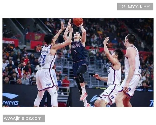 广东宏远队惨败浙江广厦队,球迷聚集球场外抗议要求换帅