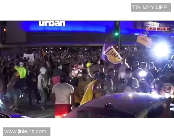 广州球迷齐聚球馆，助威球队夺得关键胜利